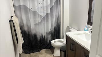 Douche, serviettes fournies, savon, papier de toilette
