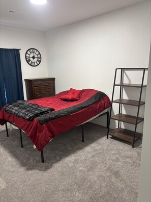 Tabla de planchar con plancha, wifi y ropa de cama 