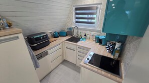 Fridge, stovetop, dishwasher, coffee/tea maker