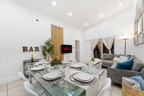 Dining - Dania Lakefront Retreat • Kayaks/Outdoor Projector/Games/BBQ (Fort Lauderdale)