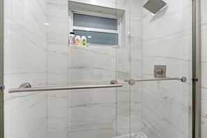 Regadera, secadora de cabello, jabón, papel de baño 