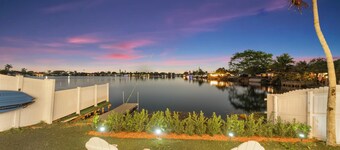 Dania Lakefront Retreat • Kayaks/Outdoor Projector/Games/BBQ