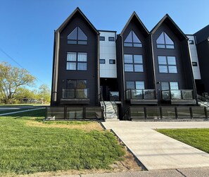 A modern building with a symmetrical facade, large windows, and a central entrance. - 5 minutes to Clifton Hills Couple Getaway Niagara (Niagara Falls)