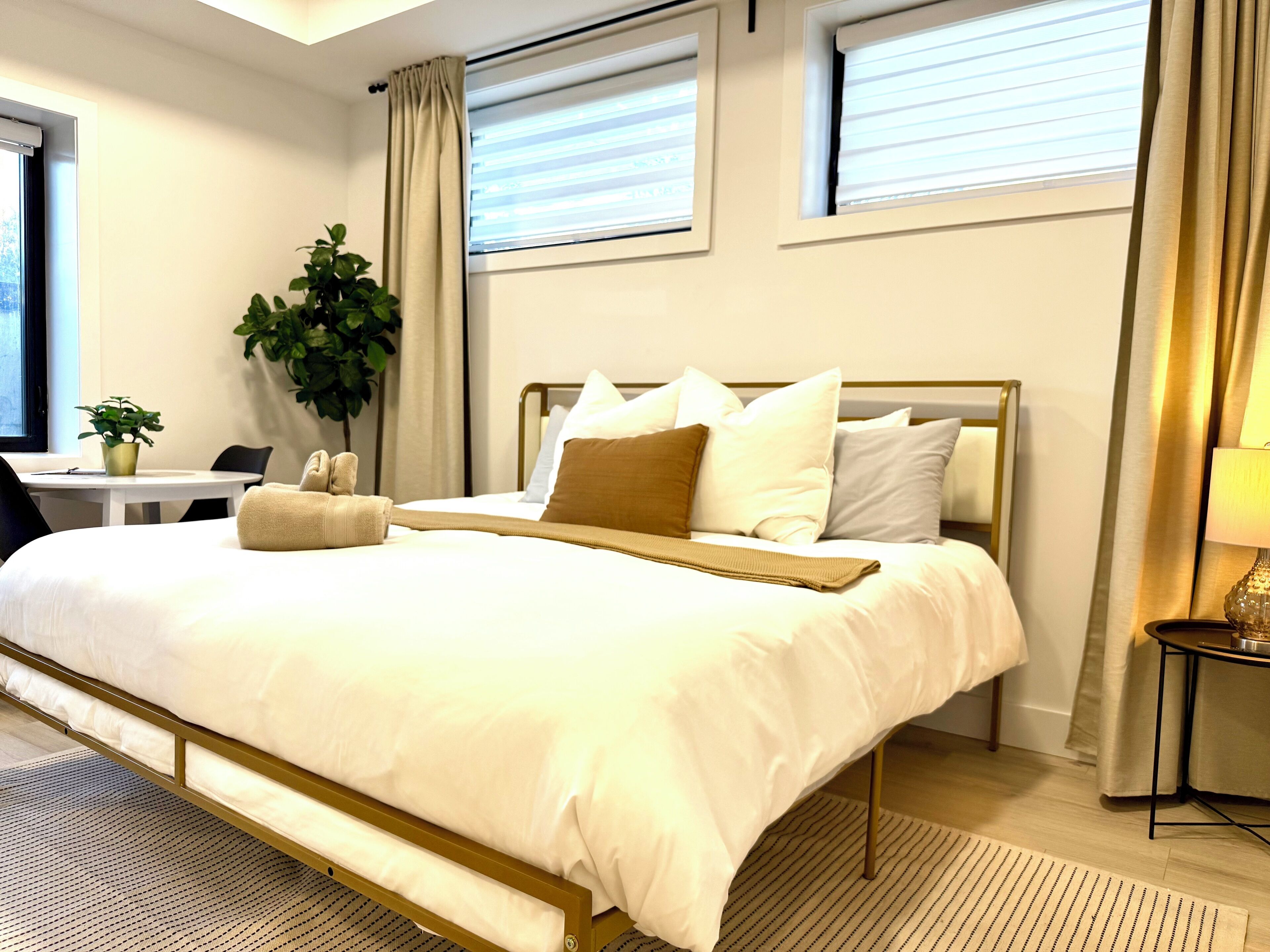 5 Minutes To Clifton Hills Couple Getaway Niagara - Niagara Falls