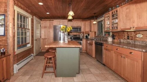 All seasons Peaceful 6-bedroom house in charming Harrison perfect for families