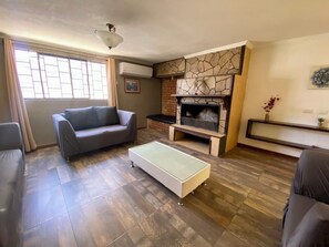 Smart TV, fireplace