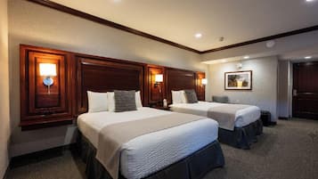 Skrivebord, strykejern/-brett, reiseseng for barn og wi-fi (inkludert)