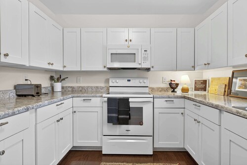 Belmont Gem | 4BR Stay Walkable to Downtown