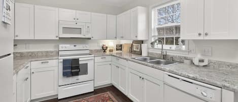 冷蔵庫、電子レンジ、オーブン、コンロ