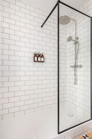 Shower, hair dryer, towels, soap - Chic Victorian 2BR with Water Views (London)