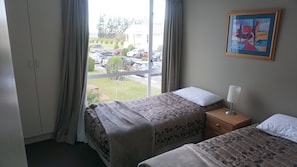 Iron/ironing board, free WiFi, bed sheets - 3 Bedroom Apartment near the centre of Methven, long stay discounts (Methven)