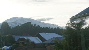 Ein Wohngebiet mit Häusern, einer Straße und einem Berg im Hintergrund.