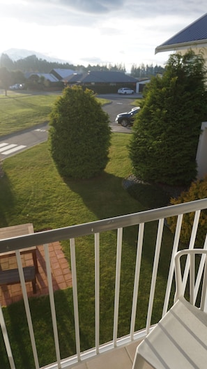 Property grounds - 3 Bedroom Apartment near the centre of Methven, long stay discounts (Methven)