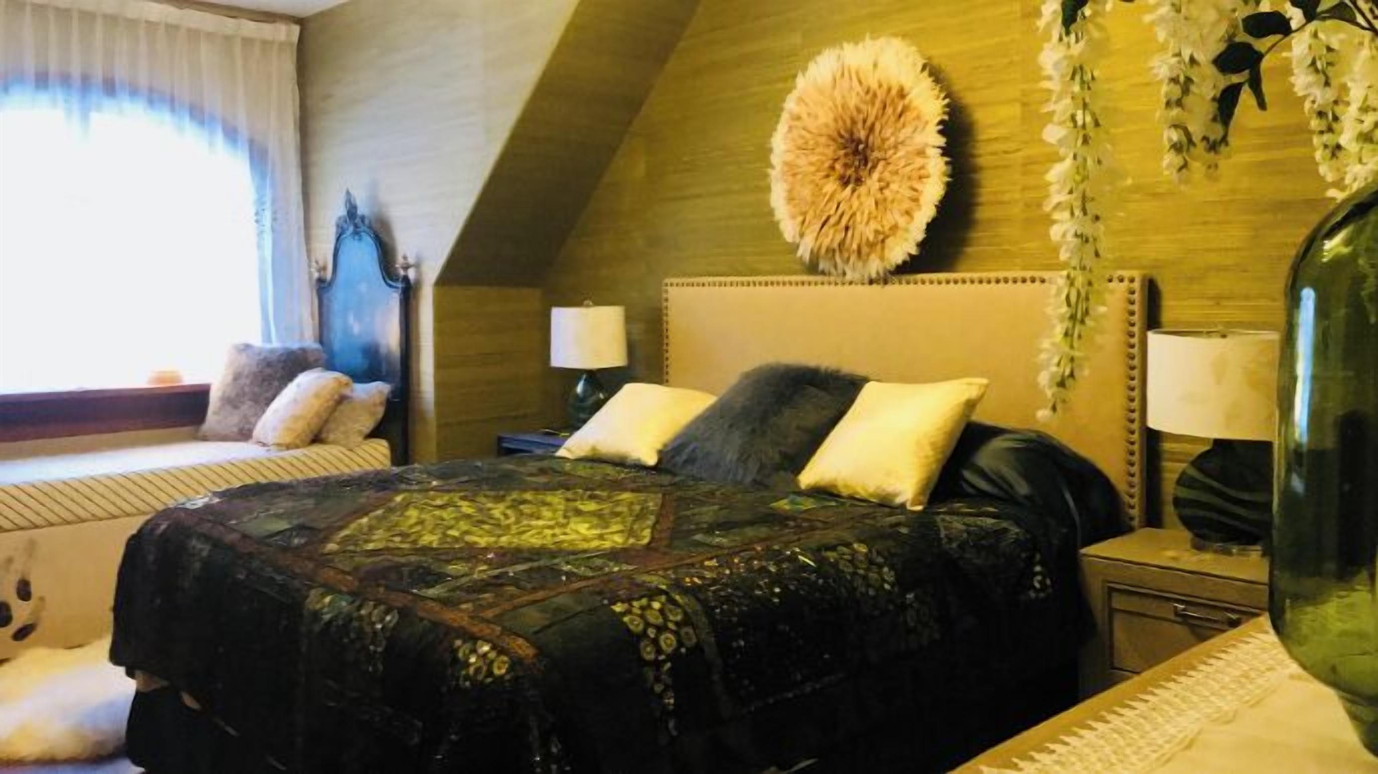 Iron/ironing board, bed sheets