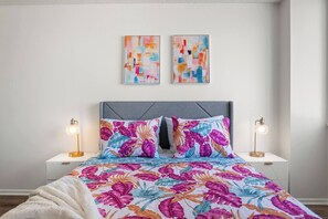 1 bedroom, iron/ironing board, WiFi, bed sheets - Luxurious & Spacious 1Bed 1Bath Apt In Santa Monica (Santa Monica)