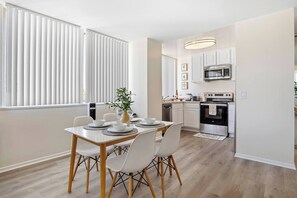 Dining - Luxurious & Spacious 1Bed 1Bath Apt In Santa Monica (Santa Monica)
