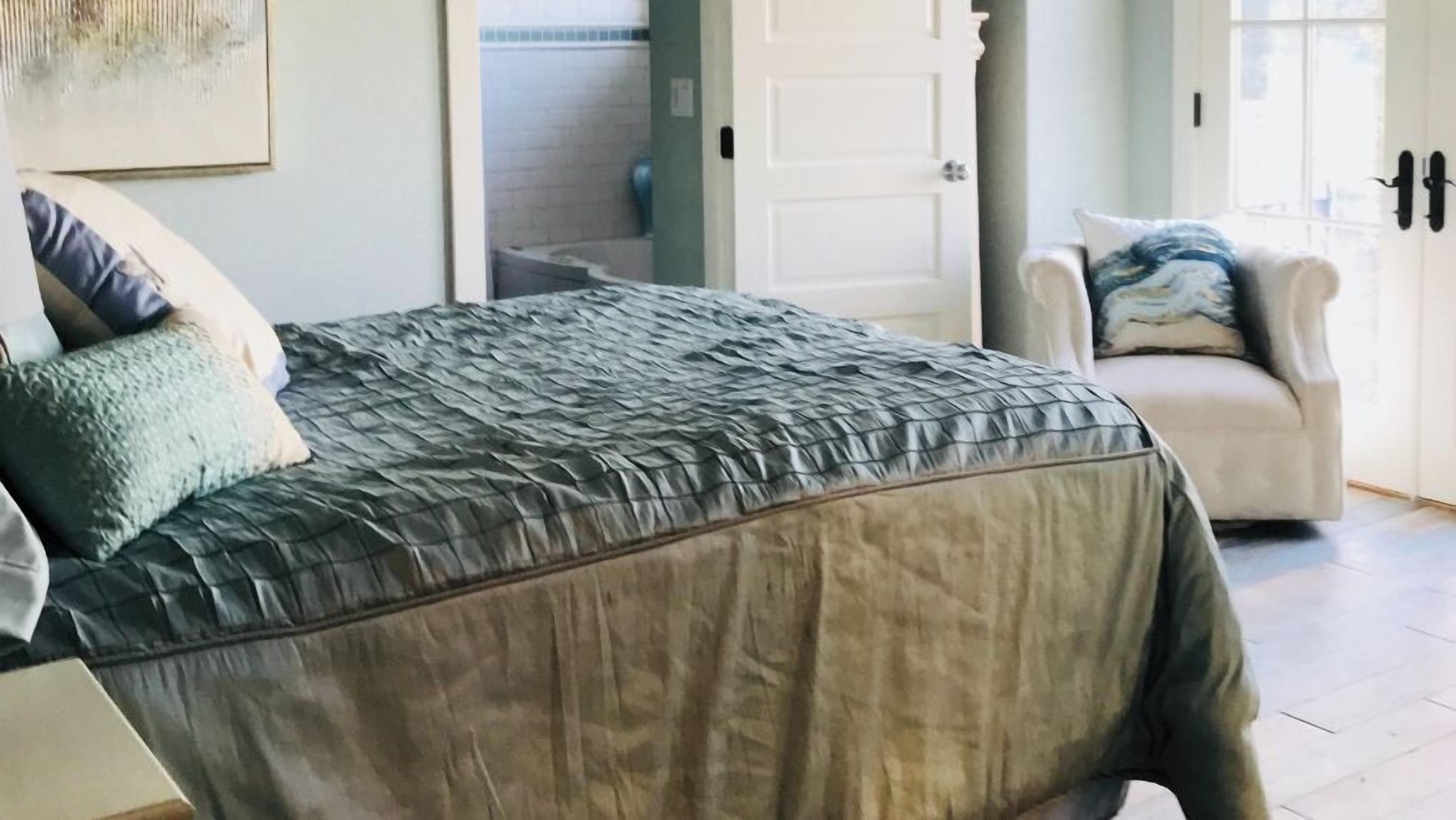 Iron/ironing board, bed sheets