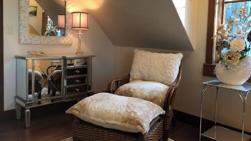 Scenic Artistic Retreat With Lake Views,Handcrafted Bathroom