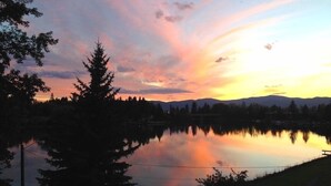 Una vista tranquila de un lago con montañas al fondo y un cielo despejado.