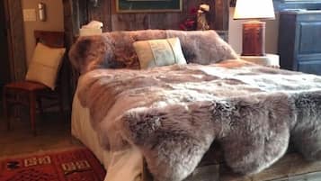 Tabla de planchar con plancha, wifi gratis y ropa de cama