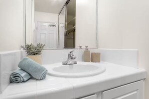 Douche, sèche-cheveux, serviettes fournies, savon
