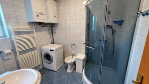 Dusche, Haartrockner, Bidet, Handtücher