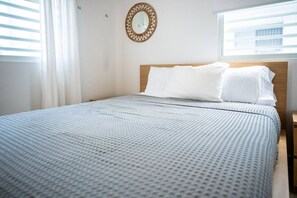 Desk, iron/ironing board, free WiFi - Urban Beach House「UNIT #202「Palma」 (San Juan)