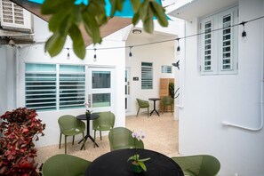 Outdoor dining - Urban Beach House「UNIT #202「Palma」 (San Juan)