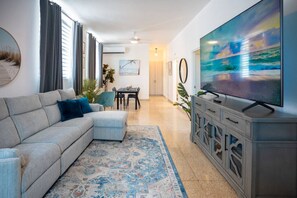 Smart TV - Urban Beach House「UNIT #102「Lumbre」 (San Juan)