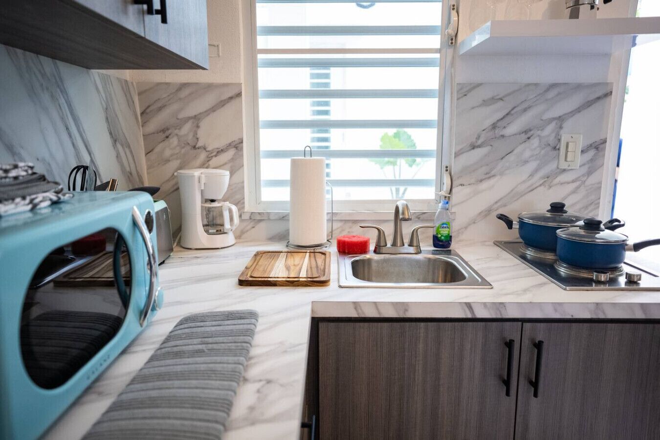 Kühlschrank, Mikrowelle, Herdplatte, Kochgeschirr/Geschirr/Besteck