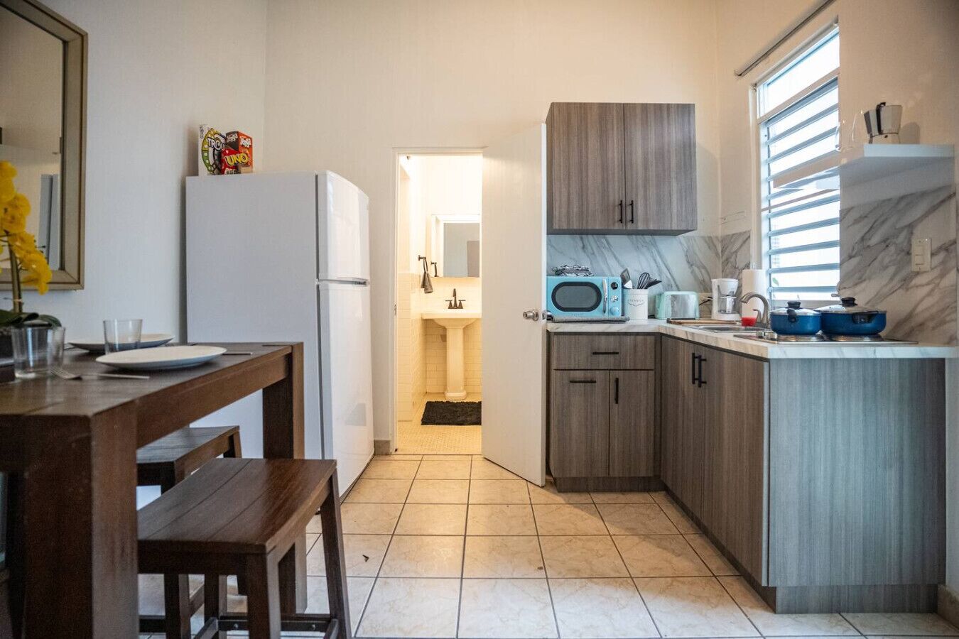 Kühlschrank, Mikrowelle, Herdplatte, Kochgeschirr/Geschirr/Besteck