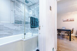 Bathroom - Modern 3-Bed - Near Etihad & City Centre (Manchester)