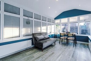 Living area - Modern 3-Bed - Near Etihad & City Centre (Manchester)