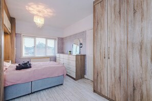 Cortinas blackout, tabla de planchar con plancha y wifi gratis