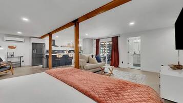 Travel cot, WiFi, bed sheets