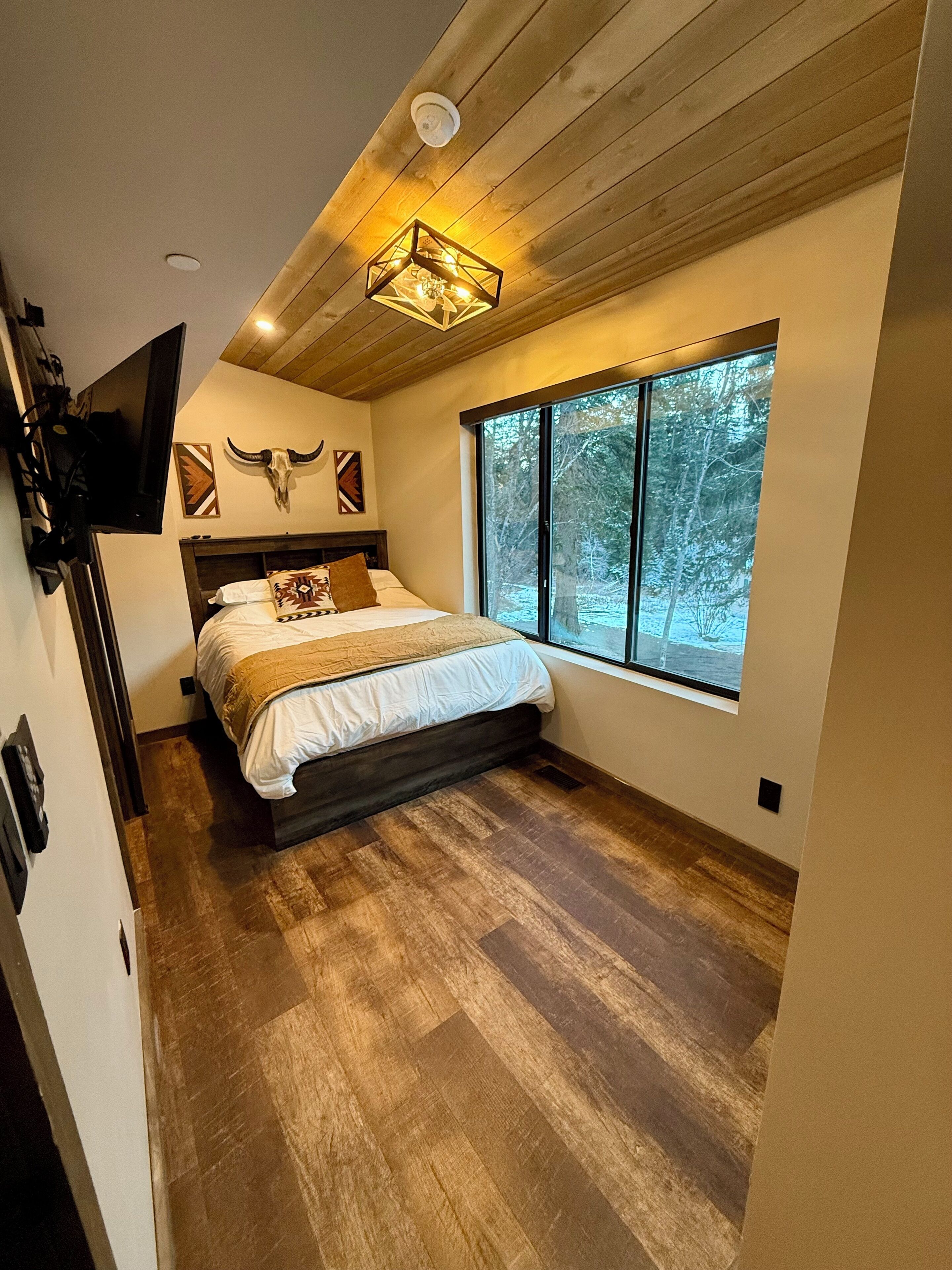 Iron/ironing board, travel cot, free WiFi, bed sheets