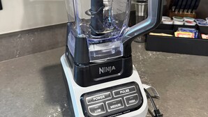 En Ninja Professional blender på 1000W står på en køkkenbordplade.