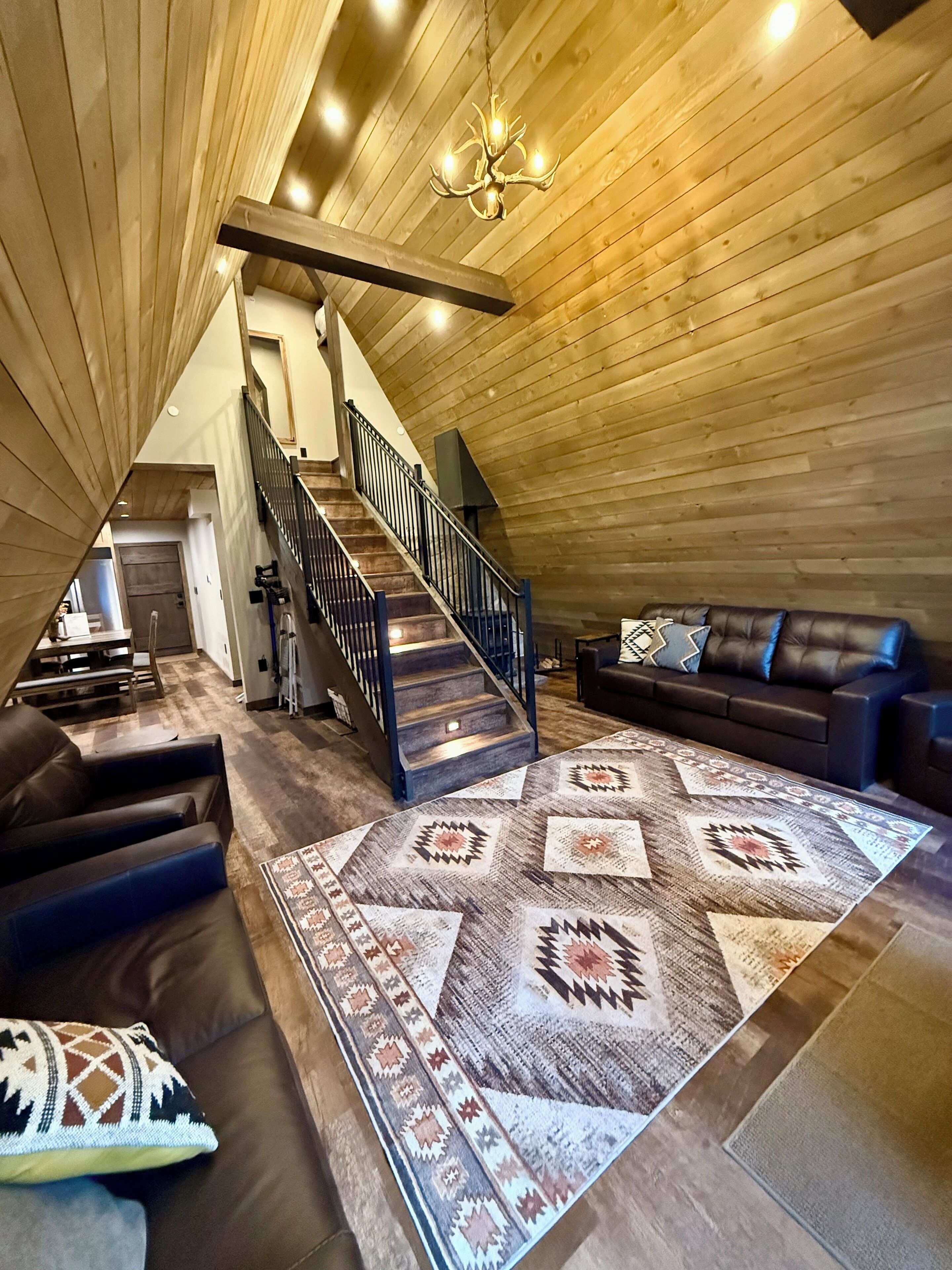 Een televisie, een open haard en een dvd-speler