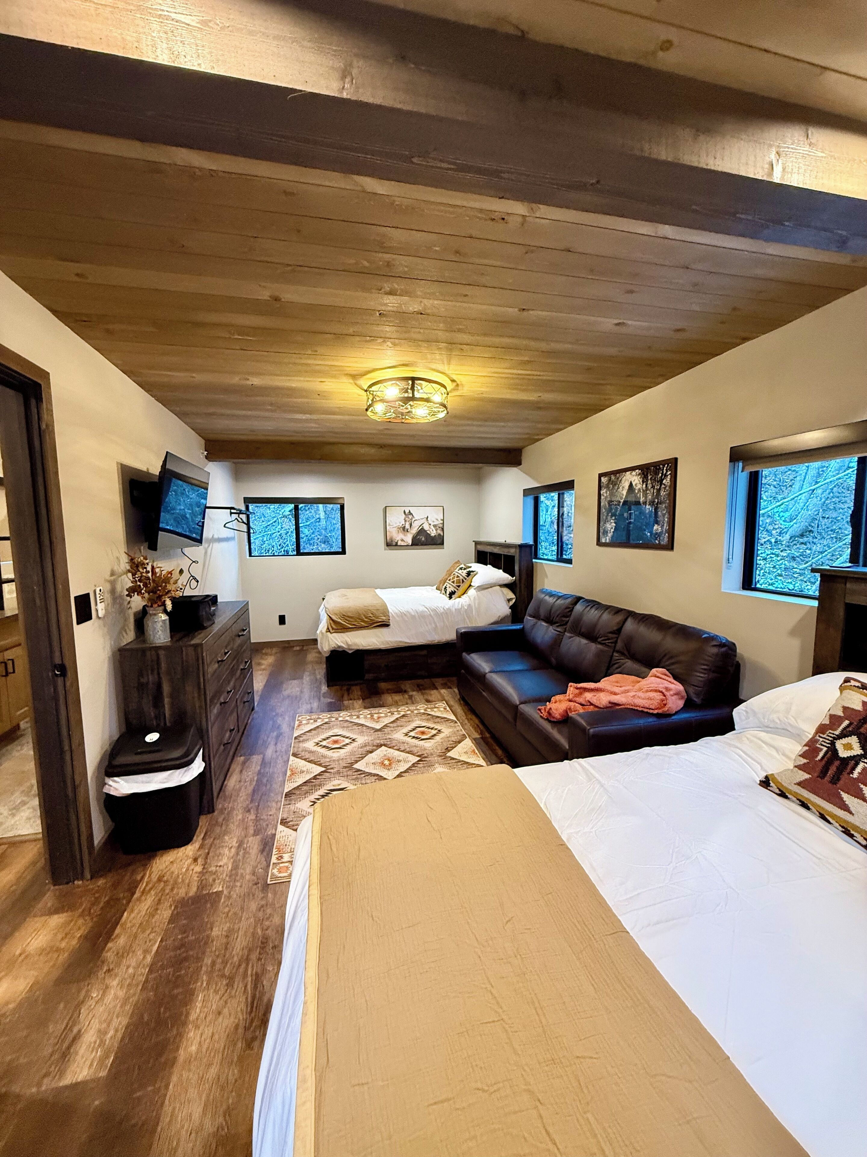 Een strijkplank/strijkijzer, reisbedje, gratis wifi, beddengoed