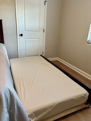 2 bedrooms, iron/ironing board, travel cot, free WiFi