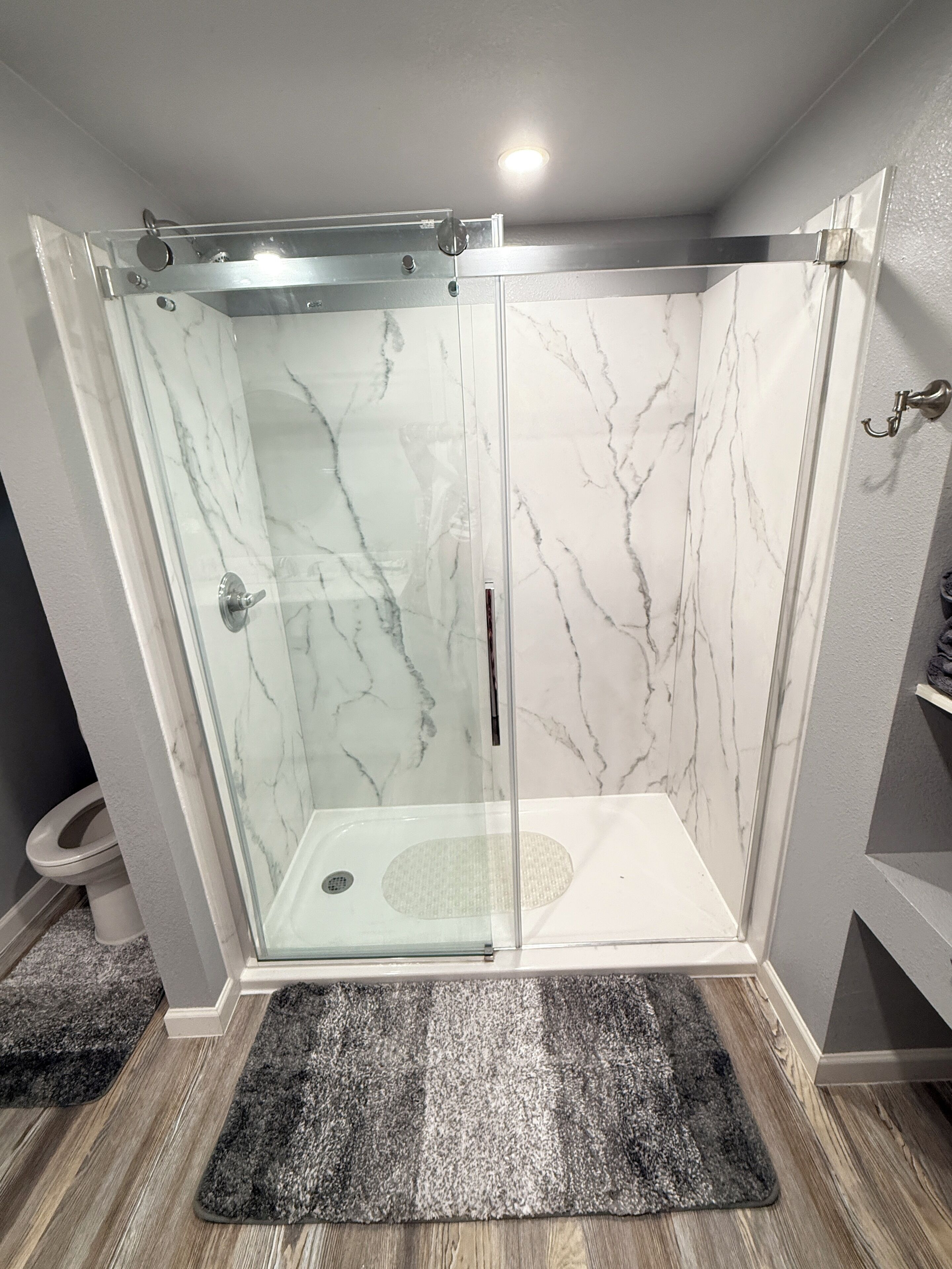 Dusche, Handtücher, Seife, Toilettenpapier