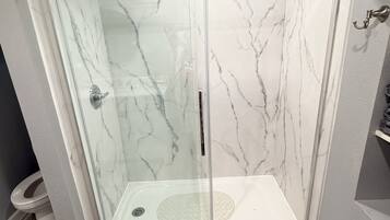 Dusche, Handtücher, Seife, Toilettenpapier