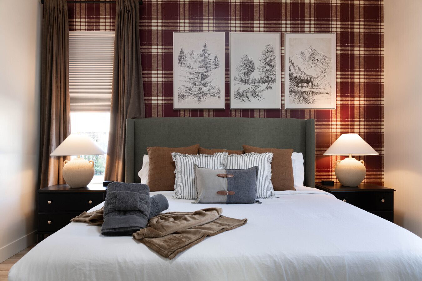 Schreibtisch, Bügeleisen/Bügelbrett, Reisekinderbett, WLAN