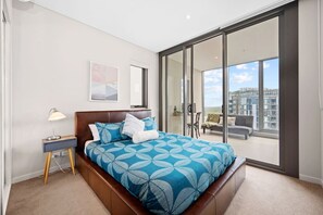Desk, iron/ironing board, WiFi, bed sheets - High-Rise Haven with Spectacular Skyline Views (Wentworth Point)
