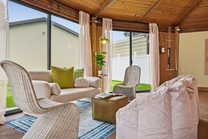 TV, table football, offices - Sleeps 14 • Heated Pool • Spa • Arcade • Putt Putt (Largo)
