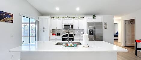 Kjøleskap, mikrobølgeovn, ovn og kokeplater