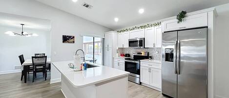 Kühlschrank, Mikrowelle, Ofen, Herdplatte