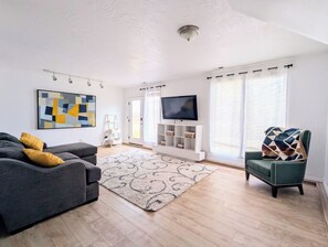 TV - 3BR Family Meridian Home ★Sleeps 6 ★ 5 Min to The Village ★ Indoor–Outdoor Patio (Meridian)