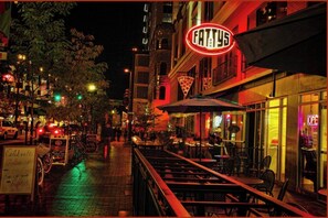 Outdoor dining - 3BR Family Meridian Home ★Sleeps 6 ★ 5 Min to The Village ★ Indoor–Outdoor Patio (Meridian)