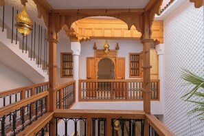 المنشأة من الداخل